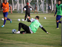 [ẢNH] Thiếu nửa đội hình, thầy Park xếp thủ môn Văn Lâm đá đối kháng