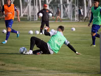 [ẢNH] Thiếu nửa đội hình, thầy Park xếp thủ môn Văn Lâm đá đối kháng