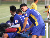 [ẢNH] Đáng yêu hình ảnh Công Phượng kéo ô che cho đồng đội nghỉ ngơi