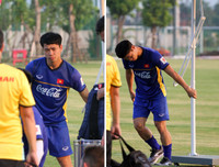 [ẢNH] Đáng yêu hình ảnh Công Phượng kéo ô che cho đồng đội nghỉ ngơi