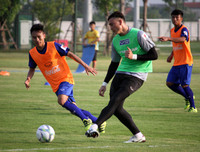 [ẢNH] Thiếu nửa đội hình, thầy Park xếp thủ môn Văn Lâm đá đối kháng