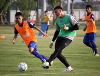 [ẢNH] Thiếu nửa đội hình, thầy Park xếp thủ môn Văn Lâm đá đối kháng