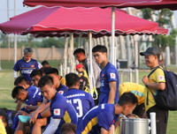 [ẢNH] Đáng yêu hình ảnh Công Phượng kéo ô che cho đồng đội nghỉ ngơi