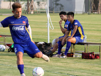 [ẢNH] Thiếu nửa đội hình, thầy Park xếp thủ môn Văn Lâm đá đối kháng