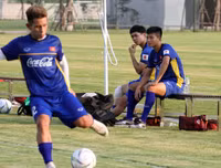 [ẢNH] Thiếu nửa đội hình, thầy Park xếp thủ môn Văn Lâm đá đối kháng