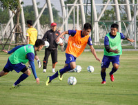 [ẢNH] Thiếu nửa đội hình, thầy Park xếp thủ môn Văn Lâm đá đối kháng