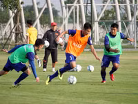 [ẢNH] Thiếu nửa đội hình, thầy Park xếp thủ môn Văn Lâm đá đối kháng