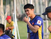 [ẢNH] Đáng yêu hình ảnh Công Phượng kéo ô che cho đồng đội nghỉ ngơi