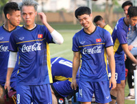 [ẢNH] Đáng yêu hình ảnh Công Phượng kéo ô che cho đồng đội nghỉ ngơi