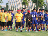 [ẢNH] Thiếu nửa đội hình, thầy Park xếp thủ môn Văn Lâm đá đối kháng