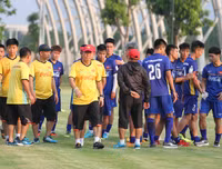 [ẢNH] Thiếu nửa đội hình, thầy Park xếp thủ môn Văn Lâm đá đối kháng