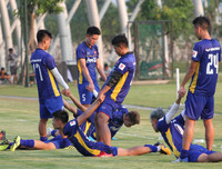 [ẢNH] Thiếu nửa đội hình, thầy Park xếp thủ môn Văn Lâm đá đối kháng