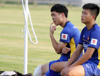 [ẢNH] Đáng yêu hình ảnh Công Phượng kéo ô che cho đồng đội nghỉ ngơi