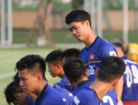 [ẢNH] Đáng yêu hình ảnh Công Phượng kéo ô che cho đồng đội nghỉ ngơi