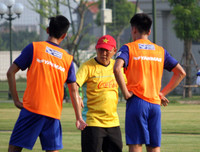 [ẢNH] Thiếu nửa đội hình, thầy Park xếp thủ môn Văn Lâm đá đối kháng