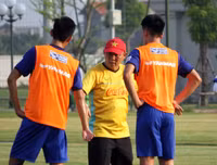 [ẢNH] Thiếu nửa đội hình, thầy Park xếp thủ môn Văn Lâm đá đối kháng