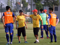 [ẢNH] Thiếu nửa đội hình, thầy Park xếp thủ môn Văn Lâm đá đối kháng