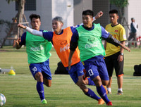 [ẢNH] Thiếu nửa đội hình, thầy Park xếp thủ môn Văn Lâm đá đối kháng