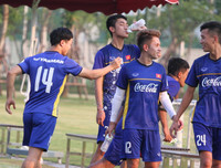 [ẢNH] Đáng yêu hình ảnh Công Phượng kéo ô che cho đồng đội nghỉ ngơi