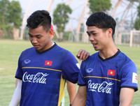 [ẢNH] Đáng yêu hình ảnh Công Phượng kéo ô che cho đồng đội nghỉ ngơi