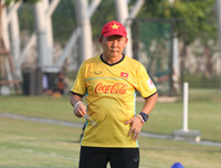 [ẢNH] Thiếu nửa đội hình, thầy Park xếp thủ môn Văn Lâm đá đối kháng