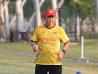 [ẢNH] Thiếu nửa đội hình, thầy Park xếp thủ môn Văn Lâm đá đối kháng