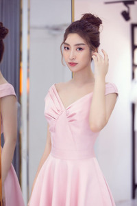 Những hình ảnh khiến hai Hoa hậu tên 