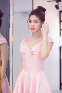 Những hình ảnh khiến hai Hoa hậu tên 