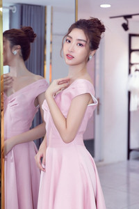 Những hình ảnh khiến hai Hoa hậu tên 