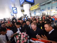 Chùm ảnh Giggs và Scholes đến Hà Nội trong sự chào đón nồng nhiệt của fan M.U