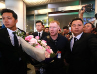 Chùm ảnh Giggs và Scholes đến Hà Nội trong sự chào đón nồng nhiệt của fan M.U