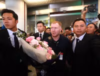 Chùm ảnh Giggs và Scholes đến Hà Nội trong sự chào đón nồng nhiệt của fan M.U