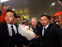 Chùm ảnh Giggs và Scholes đến Hà Nội trong sự chào đón nồng nhiệt của fan M.U
