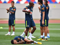 [ẢNH] Mặc mọi giễu cợt, Neymar lém lỉnh diễn lại 