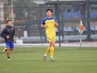 [ẢNH] Công Phượng, Văn Hậu dự bị ở châu Âu: Không phải vấn đề với thầy Park!