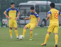 [ẢNH] Công Phượng, Văn Hậu dự bị ở châu Âu: Không phải vấn đề với thầy Park!