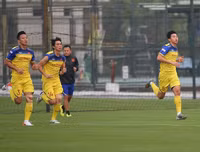 [ẢNH] Công Phượng, Văn Hậu dự bị ở châu Âu: Không phải vấn đề với thầy Park!