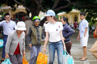 Lý Nhã Kỳ giản dị trong chuyến từ thiện ở Khánh Hòa