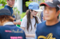 Lý Nhã Kỳ giản dị trong chuyến từ thiện ở Khánh Hòa