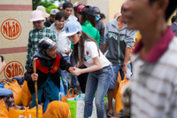 Lý Nhã Kỳ giản dị trong chuyến từ thiện ở Khánh Hòa