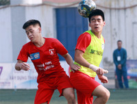 [ẢNH] Nữ CĐV lau nước mắt, an ủi cầu thủ Thạch Bàn sau thất bại