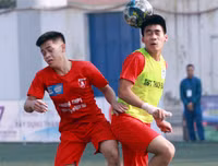 [ẢNH] Nữ CĐV lau nước mắt, an ủi cầu thủ Thạch Bàn sau thất bại