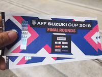 [ẢNH] Nhiều CĐV hớn hở nhận vé xem chung kết lượt về AFF Cup 2018