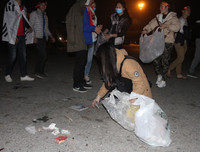 [ẢNH] Nhiều bạn trẻ rủ nhau dọn 