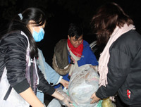 [ẢNH] Nhiều bạn trẻ rủ nhau dọn 