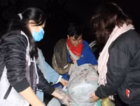 [ẢNH] Nhiều bạn trẻ rủ nhau dọn 