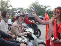 [ẢNH] Loạn giá vé chợ 