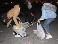 [ẢNH] Nhiều bạn trẻ rủ nhau dọn 