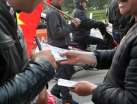 [ẢNH] Loạn giá vé chợ 