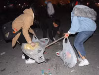 [ẢNH] Nhiều bạn trẻ rủ nhau dọn 